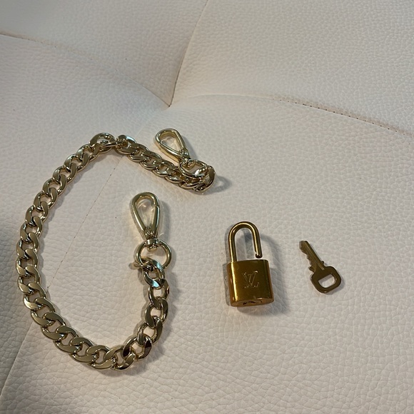 Louis Vuitton Authentic key and lock with brass chain. - Picture 4 of 9